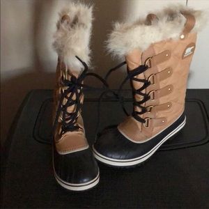Sorel like new boots